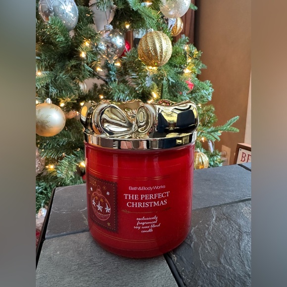 NWT Bath & Body Works "The Perfect Christmas" 3-Wick Candle w/ Gold Bow Lid - Picture 6 of 8
